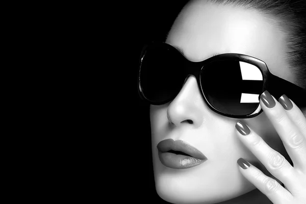 Fashion Model Woman in Black Oversized Sunglasses. Monochrome Po — Stock Photo, Image