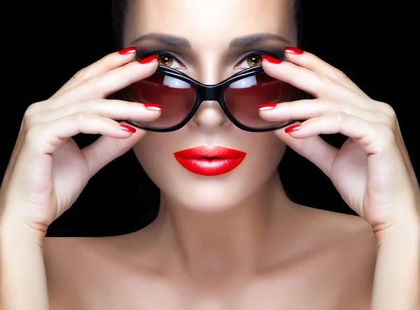 Mujer modelo de moda en gafas de sol negras de gran tamaño. Maquillaje brillante — Foto de Stock