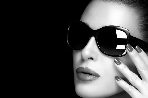 Μόδα μοντέλο γυναίκα στο μαύρο υπερμεγέθη γυαλιά ηλίου. Μονόχρωμη Po — Φωτογραφία Αρχείου