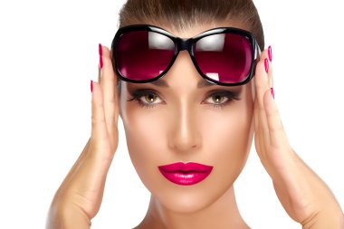 Kadın modeli tutarak onun tonları alnına moda