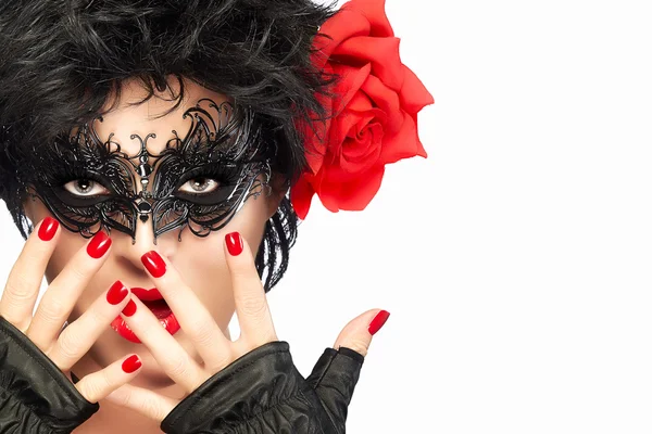 Moda uroda kobieta z elegancka maska. Czerwone usta i Manicure — Zdjęcie stockowe