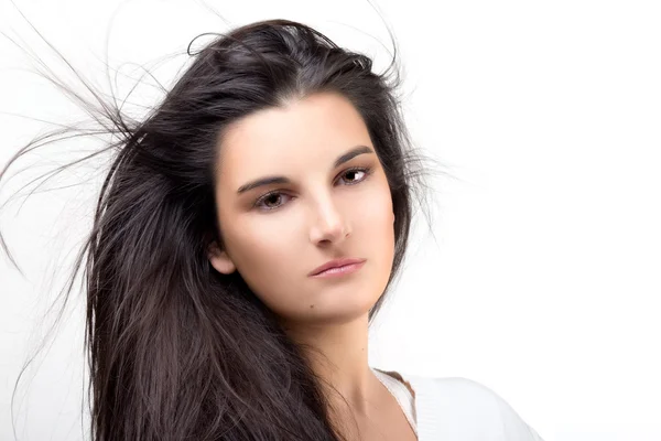 Mulher bonita com ar soprado cabelo. Cabelo longo saudável — Fotografia de Stock