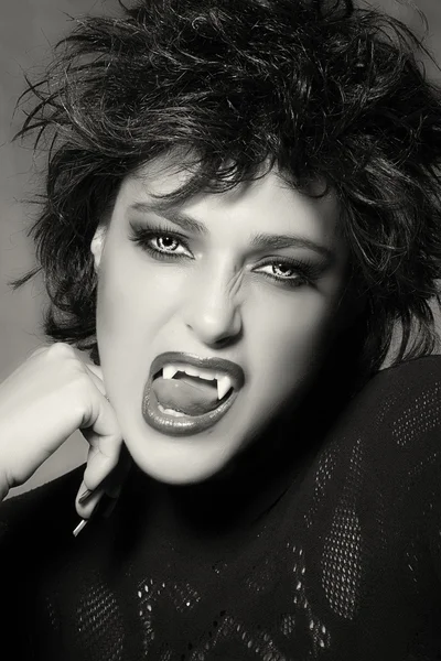 女性の吸血鬼彼女の牙をむき出しします。モノトーンの美ファッション Portr — ストック写真