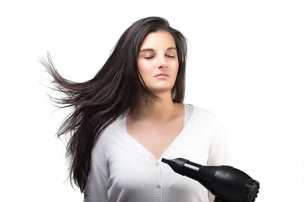 Hermosa mujer joven usando el ventilador de pelo. Cabello largo saludable — Foto de Stock