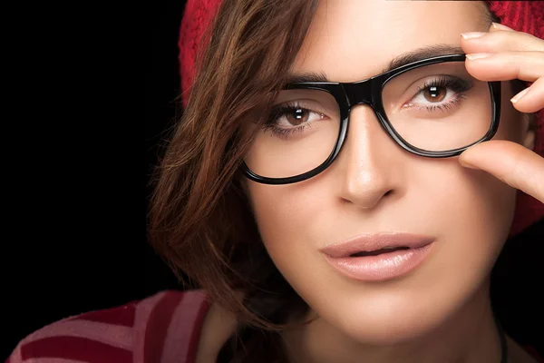 Hinreißende junge Frau mit Brille. coole trendige Brille — Stockfoto