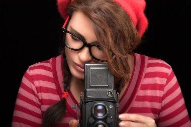Genç kadın Vintage kamera ile fotoğraf çekimi