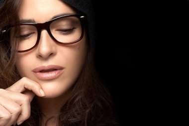 Oldukça gözlüklü kadın yüzü yukarı kapatın. Serin moda gözlük