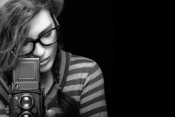 Mujer joven captura de fotos utilizando la cámara Vintage. Monocromo Por — Foto de Stock