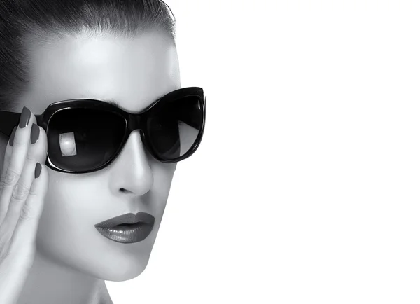 아름 다운 모델 블랙 패션 선글라스에 얼굴입니다. 흑백 포 — 스톡 사진