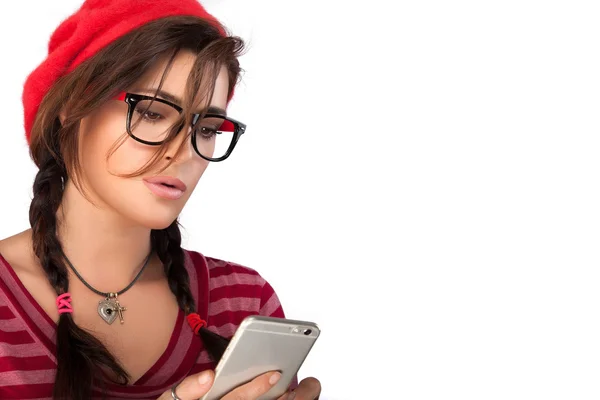 Schönheitsmode junge Frau beschäftigt mit ihrem Handy — Stockfoto