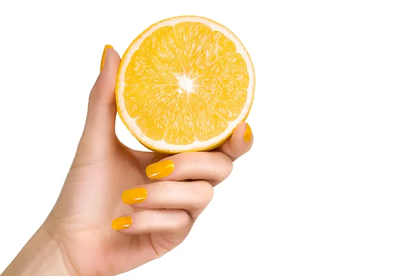 Mão com unhas amarelas segurando uma fruta de limão. Isolados — Fotografia de Stock