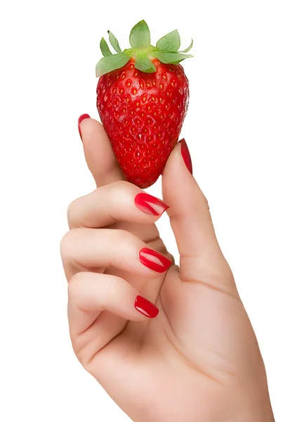 Weibliche Hand hält eine saftige reife Erdbeere isoliert auf weiß — Stockfoto