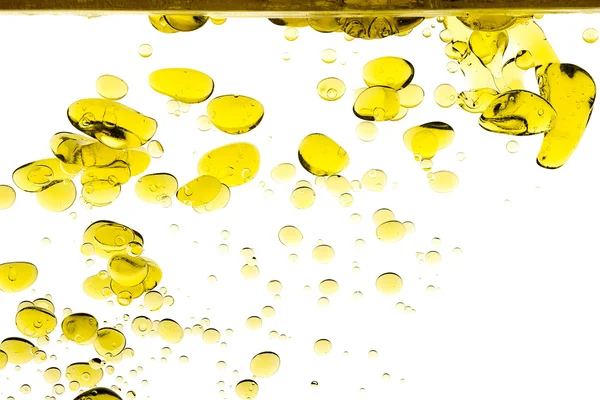 Aceite de Oliva. Manchas abstractas de aceite de oro flotando en el agua —  Fotos de Stock