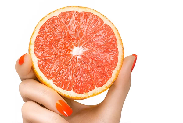 Női kezében egy zamatos egészséges Grapefruit. Elszigetelt — Stock Fotó