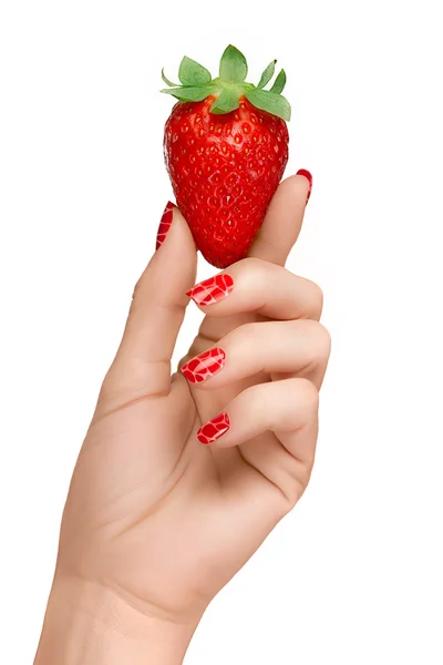 红色的女人修剪指甲抱着一颗草莓 — 图库照片