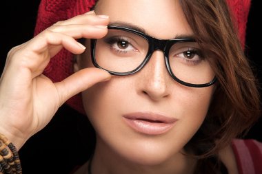 Gözlük ile muhteşem bir genç kadın yüzü. Serin moda gözlük P