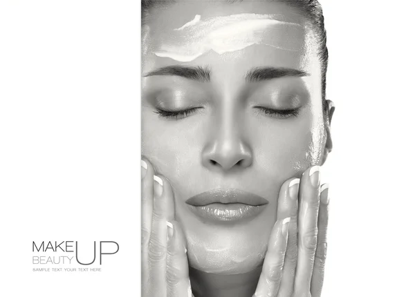 Skin Care koncepciót. Fürdő nő alkalmazásával hidratáló arc — Stock Fotó