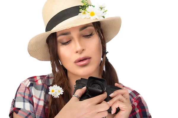 Όμορφη νεαρή γυναίκα χρησιμοποιώντας ένα εκλεκτής ποιότητας φωτογραφική μηχανή — Φωτογραφία Αρχείου