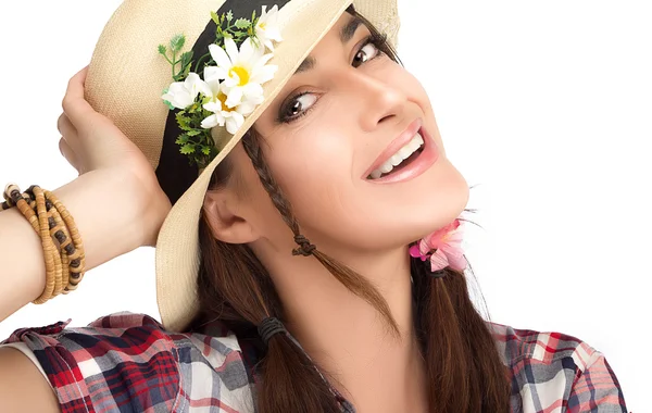 Glücklich modische Frau trägt einen Hut mit Blumen — Stockfoto