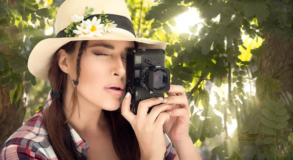 Elegante joven mujer capturando fotos en el bosque —  Fotos de Stock