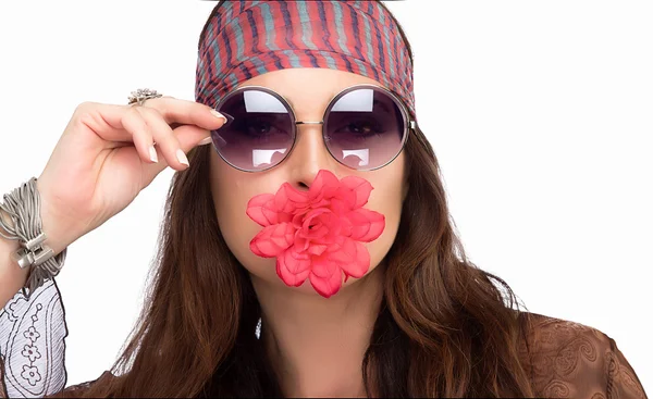 Hippy kobieta z okulary i kwiat w jej ustach — Zdjęcie stockowe
