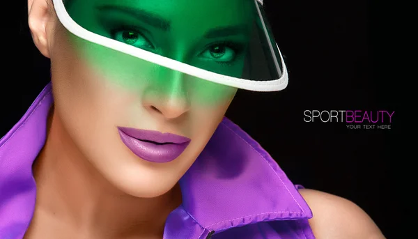 Sporty Woman in Green Sun Visor Looking at Camera — Stock Photo, Image
