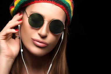Kulaklık aracılığıyla müzik keyfi moda genç kadın
