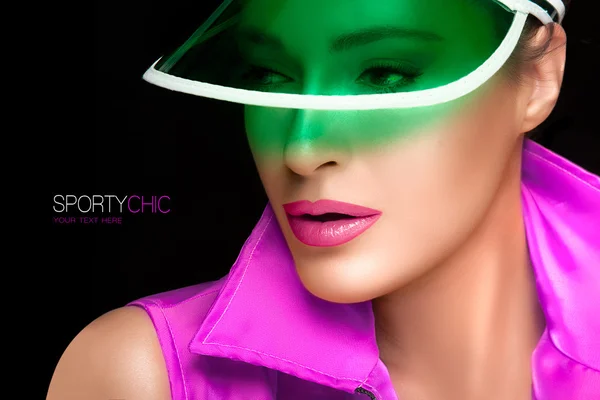 Mulher lindo no sol verde Visor e Sportswear colorido — Fotografia de Stock