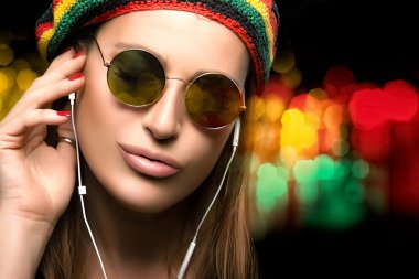 Güzel parti kız kulaklık aracılığıyla müzik keyfi
