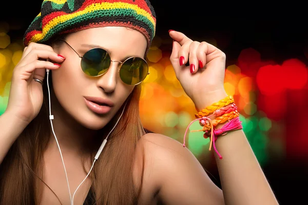 Mooi partij meisje genieten van muziek via een hoofdtelefoon — Stockfoto
