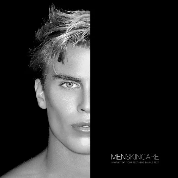 Demi-visage de beau jeune homme. Concept de soins de beauté. Monochrome — Photo