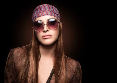 Yuvarlak gözlüklü kız moda. Hippi tarzı 