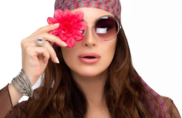 Stylische junge Frau mit roter Blume über dem Auge — Stockfoto