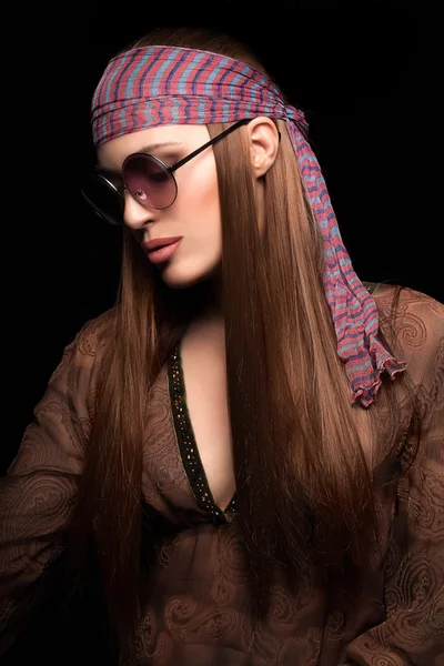 Mulher Hippie cabelo muito longo em fundo preto — Fotografia de Stock