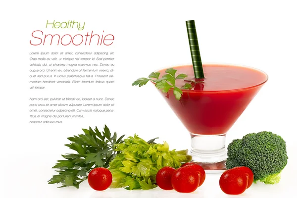 Smoothie aux légumes frais. saine alimentation et concept de régime alimentaire — Photo