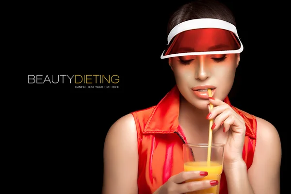 Elegante mujer deportiva bebiendo un vaso de jugo. Dieta de belleza — Foto de Stock