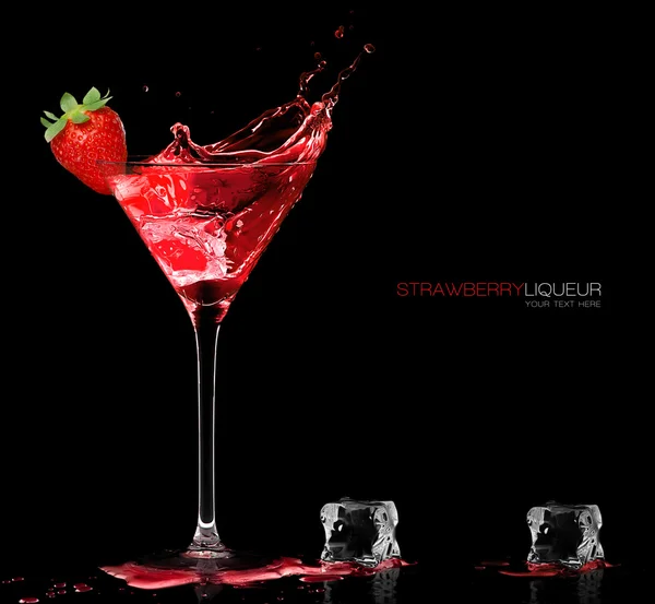 Stilvolles Cocktailglas mit Erdbeerlikör spritzend. templat — Stockfoto