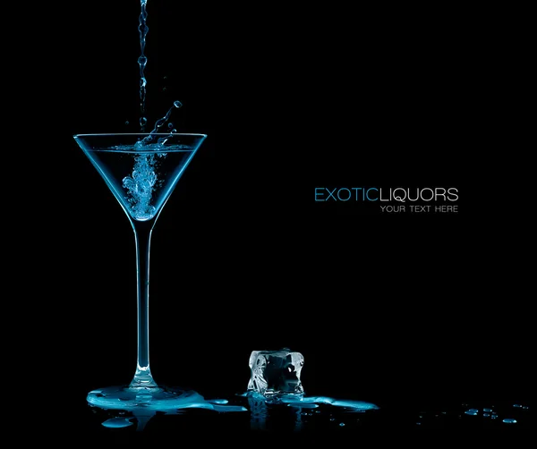 Bicchiere da cocktail con Blue Spirit Drink Splashing. Progettazione modello — Foto Stock