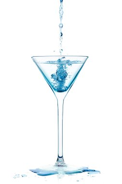 Mavi sıvıyı sek martini bir kokteyl bardağına düşen izole