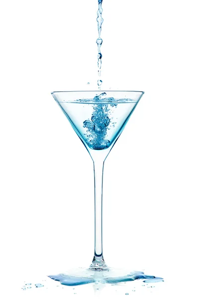 Blue Liquid cade in un bicchiere da cocktail di Martini Isolato secco — Foto Stock