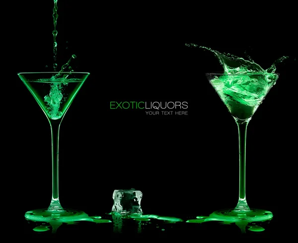 İki kokteyl bardağı yeşil içki ile. Stil ve kutlama Co — Stok fotoğraf