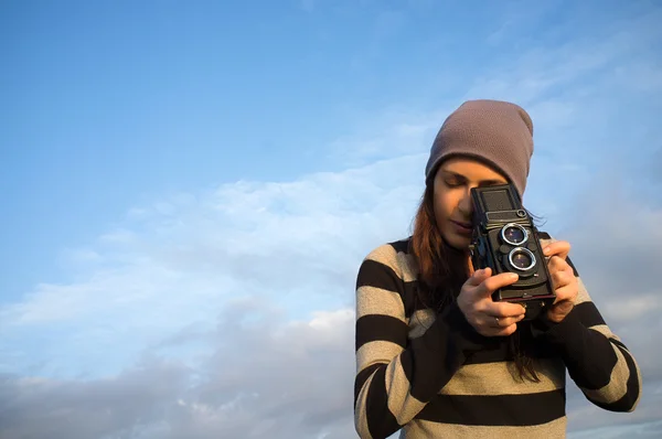 Lyfestyle πορτρέτο του γυναίκα φωτογράφος με μια εκλεκτής ποιότητας φωτογραφική μηχανή — Φωτογραφία Αρχείου