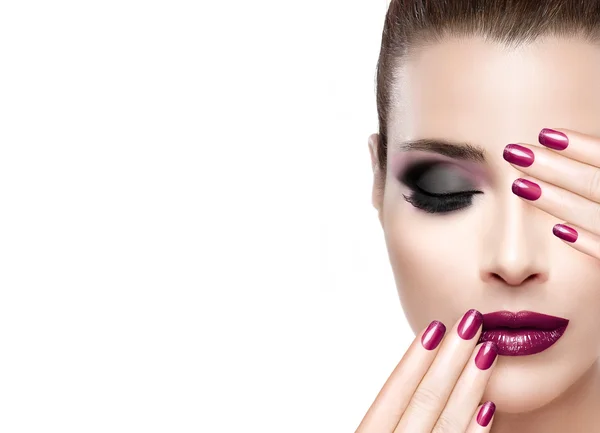 Concept Beauté et Maquillage. Ongles et maquillage de luxe — Photo