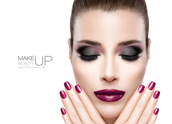 Concepto de belleza y maquillaje. Arte de uñas festivo y maquillaje — Foto de Stock