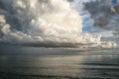 Fırtınadan sonra. Muhteşem cumulonimbus bulut oluşumu