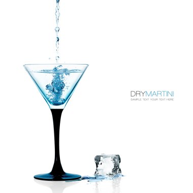Cam SEK Martini üzerinde beyaz izole kokteyl cin
