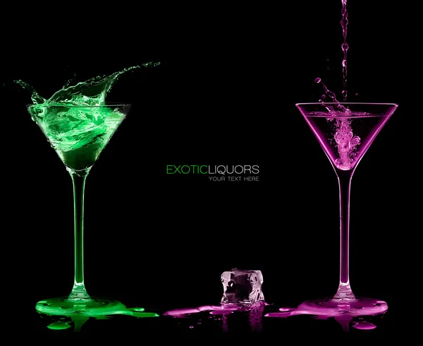 Concetto di stile e celebrazione. Due bicchieri da cocktail con Colorfu — Foto Stock