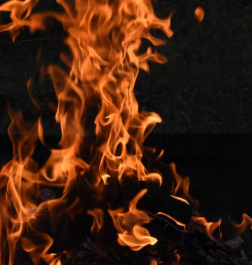 Yanan odun ateşi ve kor