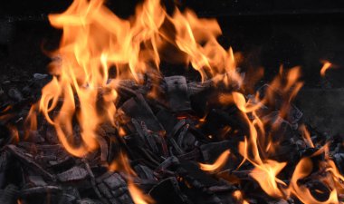 Yanan odun ateşi ve kor