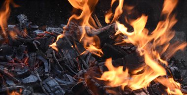 Yanan odun ateşi ve kor